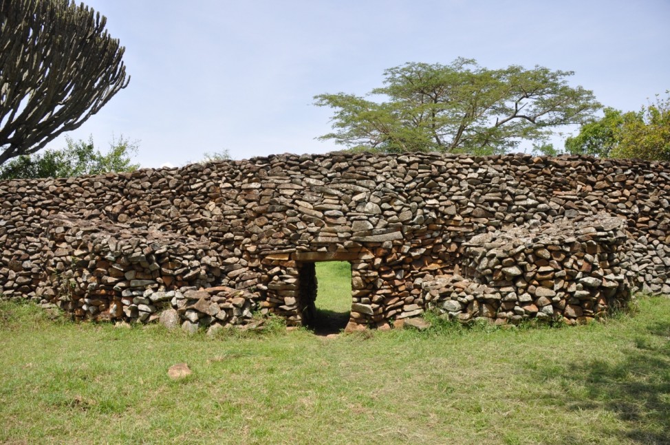 Entrée de l''enceinte de Kochieng avec contreforts; Thimlich Ohinga Archaeological Site