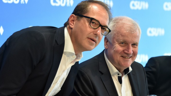 Krawatten: Immer häufiger ohne Krawatte unterwegs: Innenminister Horst Seehofer (CSU) und Alexander Dobrindt (CSU-Landesgruppenchef).