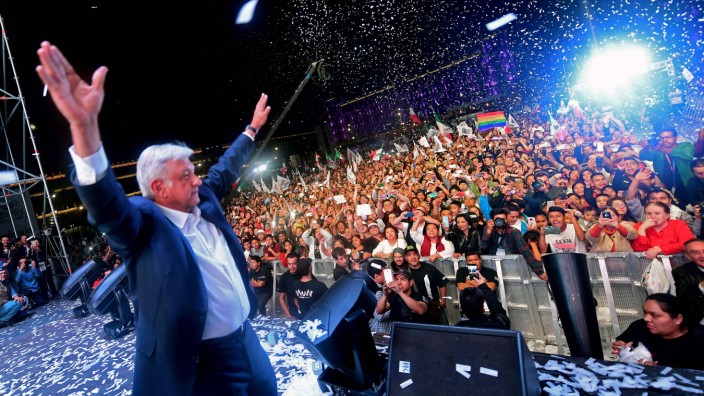 Wahl in Mexiko: „Das ist ein historischer Tag und eine denkwürdige Nacht“: Andrés Manuel López Obrador präsentiert sich seinen Anhängern auf dem Zócalo, dem zentralen Platz von Mexiko-Stadt. Sein Feldzug gegen die etablierten Parteien hat „AMLO“ zu diesem Sieg getragen.