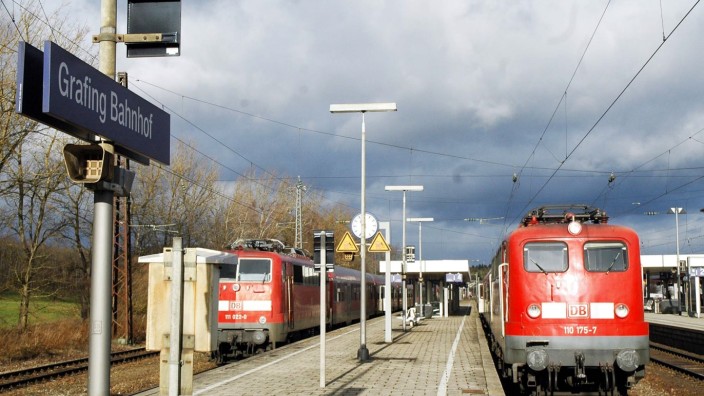 Lärm in Vaterstetten: Auf der Bahnstrecke zwischen München und Rosenheim ist viel los. Bald wird es noch mehr, die Anliegergemeinden wollen darum besseren Lärmschutz.