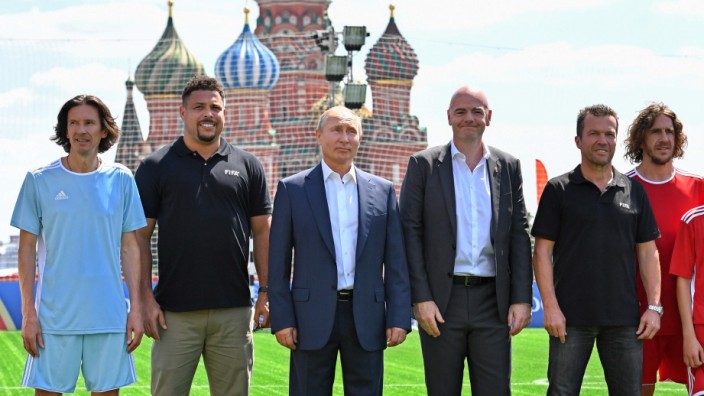 Fußball-WM: Alte Freunde: Fifa-Präsident Gianni Infantino (Dritter von rechts) posiert mit dem russischen Präsidenten Wladimir Putin (Dritter von links) und betagten Fußball-Legenden, unter anderem Carles Puyol, Lothar Matthäus und Ronaldo (von rechts).