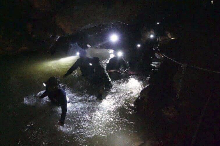 Fußballmannschaft in Thailand in Höhle eingeschlossen