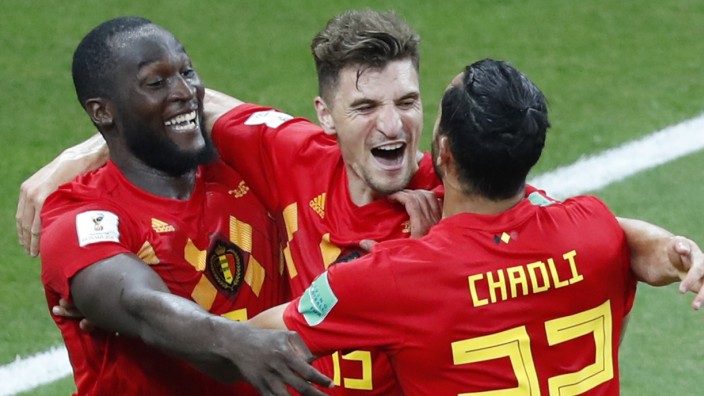 WM-Achtelfinale: Ekstatische Freude: Belgiens Siegtorschütze Nacer Chadli feiert mit seinen Teamkollegen Romelu Lukaku und Thomas Meunier (Mitte) den späten Sieg gegen Japan.
