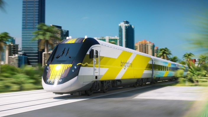Ein Zug der neuen Brightline-Linie fährt durch Florida.