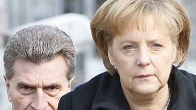 Amoklauf von Winnenden: Bundeskanzlerin Angela Merkel und Baden-Württembergs Ministerpräsident Günther Oettinger bei der Gedenkfeier für die Opfer des Amoklaufs.