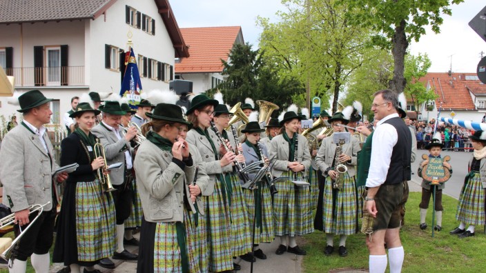 Kirchheim: Beim Tag der Blasmusik geben zwölf verschiedene Kapellen Standkonzerte an den Maibäumen in Kirchheim, Heimstetten und Hausen. Das Foto zeigt die Musikkapelle Kirchheim in Heimstetten.