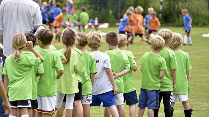 Sport statt Unterricht: Fußball statt Unterricht: Die Gröbenzeller Grundschüler kicken auf dem Wildmoos-Gelände um den WM-Titel.