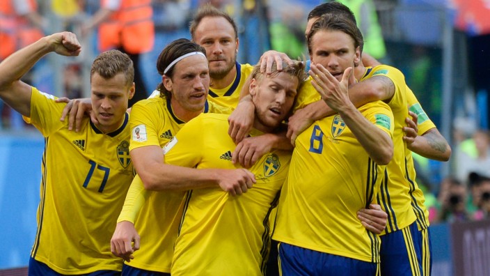 Fußball-WM: Emil Forsberg (Mitte) lässt sich für seinen Treffer zum 1:0 gegen die Schweiz feiern.