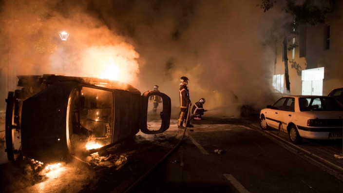 Frankreich: Randalierer warfen Brandsätze auf die Polizei und zündeten Autos an.