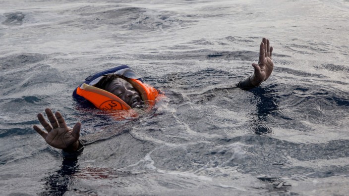 Migration: Ein schiffbrüchiger Migrant bei einem Rettungseinsatz der deutschen NGO Sea-Watch.