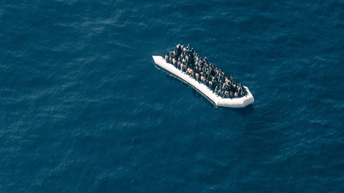 Ein Flüchtlingsboot im Mittelmeer vor Libyen