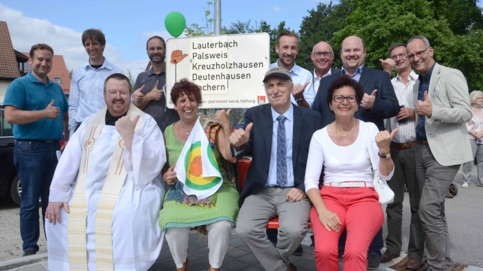 Mobilität: Daumen raus: Bergkirchen hat im Juni seine Mitfahrerbänke eingeweiht. Bürgermeister Simon Landmann (CSU, vorn, 2.v.r.) ist sichtlich begeistert.