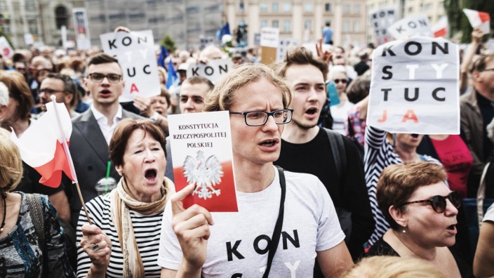 Justiz: Die Menschen in Polen sind unzufrieden mit der Justizreform im Land und protestieren - wie hier in Krakau am Dienstag.