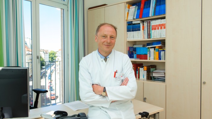Hodenkrebs: Marcus Hentrich arbeitet als Onkologe im Münchner Rotkreuzklinikum. Zu ihm kommen junge Männer mit der Diagnose: Hodenkrebs.
