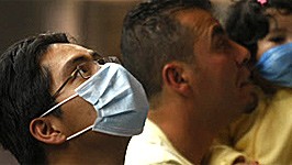 Gefahr einer Pandemie: Angst vor dem Virus: In Mexiko City versuchen sich Kirchengänger durch das Tragen eines Chirurgen-Mundschutzes vor der Schweinegrippe zu schützen.