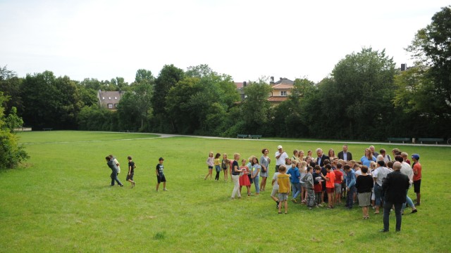 München: Lokaltermin auf der Gohrenwiese: In diesem Park soll für die Haimhauserschule ein Pausenhof entstehen. Was für die Kinder Tobemöglichkeiten bietet, wird nicht jedem Wiesenfreund gleich einleuchten.