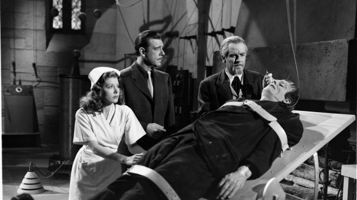 Debatte um KI: Ein intelligentes, künstlich kreiertes Wesen? In "House of Dracula" von 1945 sah das Erwachen von Frankensteins Monster so aus - die Programmierung der Software Lamda gestaltete sich sicher weniger melodramatisch.