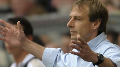 Interview mit Klinsmann: Hilflos: Jürgen Klinsmann während der 1:5-Niederlage gegen den VfL Wolfsburg.