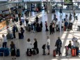 Flughafen Hamburg wartende Passagiere