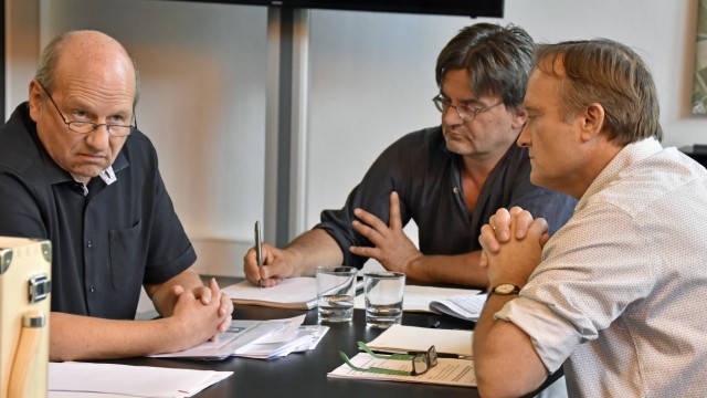 Streitgespräch: Diskutierten bei "SZ im Dialog": Michael Pausch (von links), SZ-Mitarbeiter Peter Bierl und Manfred Sengl. Die Aufzeichnung des Gesprächs ist auf der Facebook-Seite der SZ Fürstenfeldbruck abzurufen.
