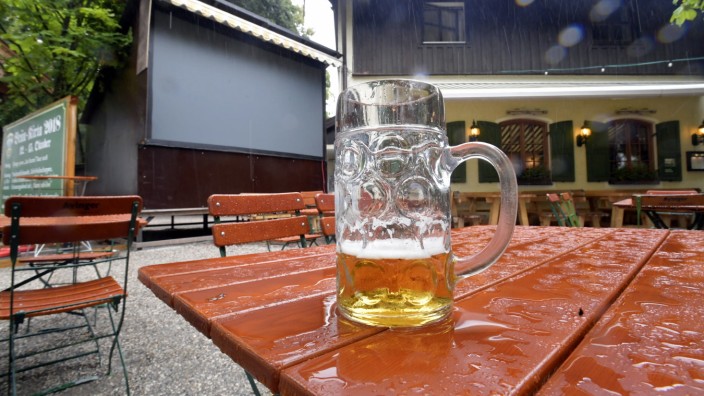 Gastronomie: Deutschland draußen und jetzt auch noch Regen: Public Viewing am Freitag in Aying.
