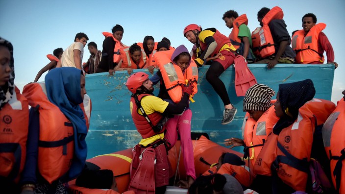 Migration: Freiwillige helfen Flüchtlingen in Seenot im Mittelmeer.