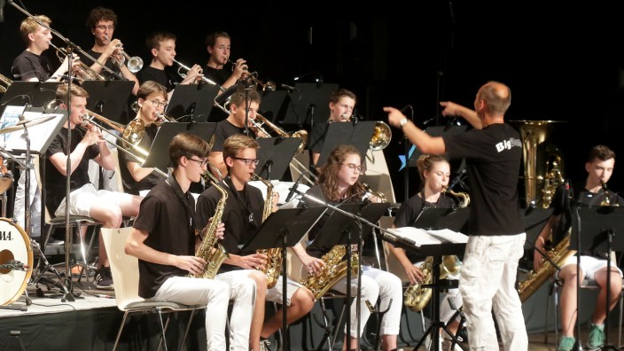 Jazz,  Rock, Blues und Salsa: Ein Abend, an dem die Musik nie verstummt: Die Big Band des Camerloher-Gymnasiums spielt ein mitreißendes Konzert in der Schulaula.