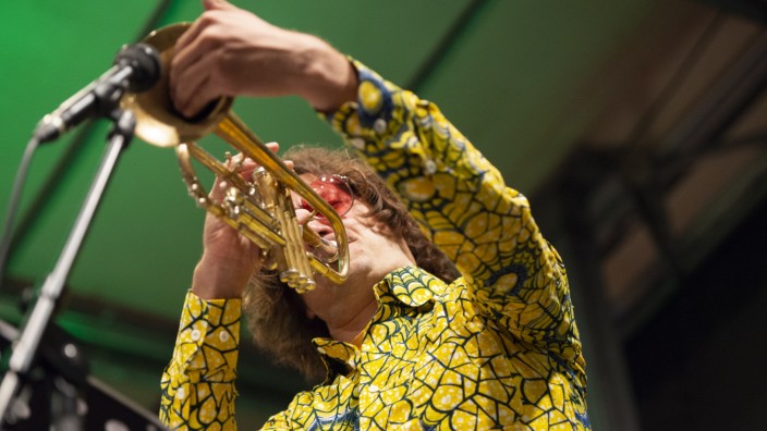 Jazz: Mal kurz über die Berge: der aus dem Allgäu stammende Trompeter Matthias Schriefl bei seinem Auftritt mit dem "Euregio Collective" in Brixen.