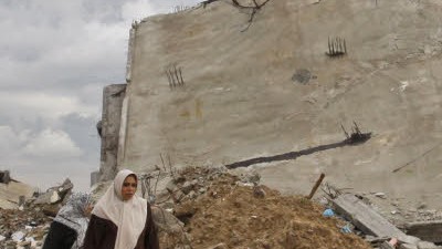 Israels Gaza-Offensive: Palästinenser im Gaza-Streifen: Die Gebäude wurden während der israelischen Militäroffensive zerstört.