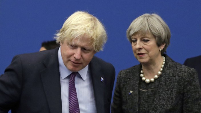 Großbritannien: Zwei, die sich nicht mögen, aber in ihrem Schicksal dennoch nahestehen: Boris Johnson mit der früheren britischen Premierministerin Theresa May im Jahr 2017.