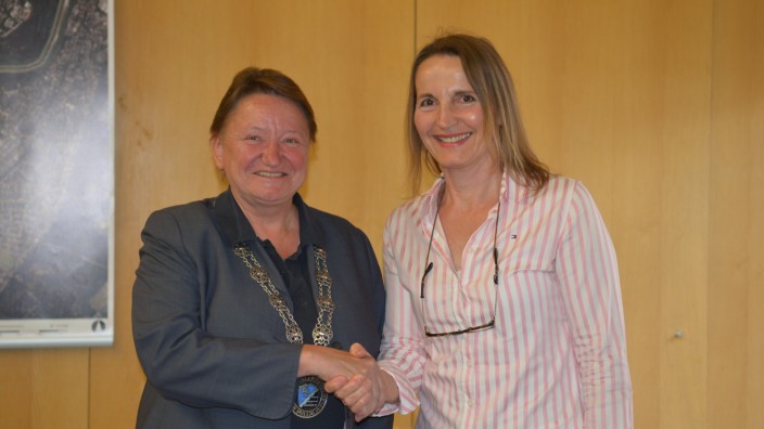 Pullach: Bürgermeisterin Susanna Tausendfreund (links) begrüßt Wilma Hennevogel im Gemeinderat.