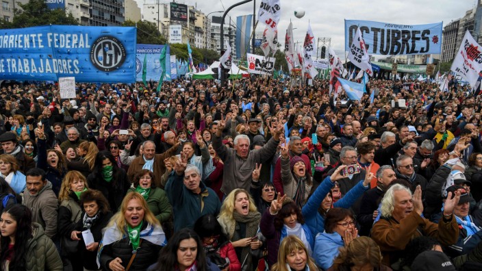 Südamerika: Mit Transparenten und Peacezeichen: In Buenos Aires gehen Menschen gegen ihre Regierung auf die Straße.