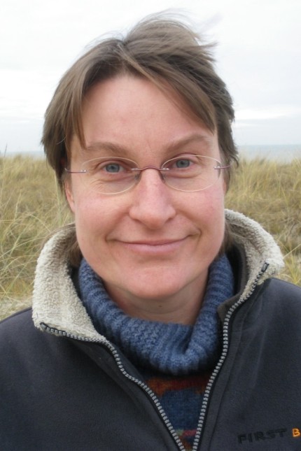 Quallen am Strand von Wangerooge: Silke Schmidt, 50, ist seit 15 Jahren Leiterin des Nationalparkhauses auf der Insel Wangerooge. Mit ihrem Team informiert die Diplom-Biologin dort Besucher über Fauna und Flora der Insel - zuletzt vermehrt über Quallen.