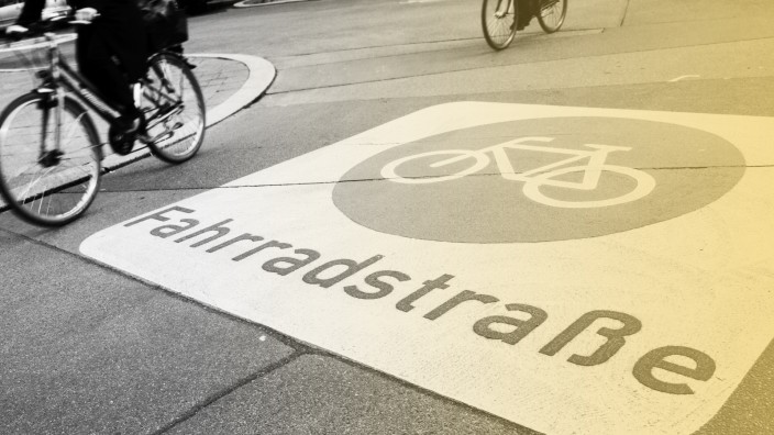 Fahrradfahrer in einer Fahrradstrasse in Berlin am 3 April 2018 Fahrradstrasse in Berlin *** Cycli