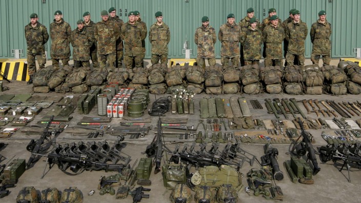 Bundeswehr-Soldaten stehen vor ihrer Ausrüstung