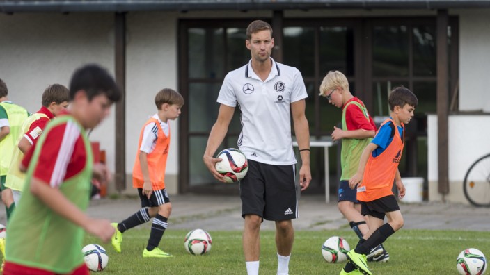 Jugendsport beim TSV Brunnthal: Trainer im DFB-Trikot: Philip von Jagemann leitet das Training der E-Jugend des TSV Brunnthal.