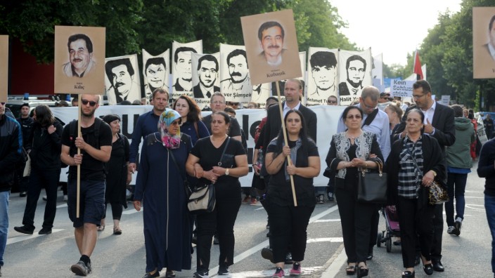 Urteil im NSU-Prozess: Demonstranten zeigen am Abend Porträts der Opfer, um daran zu erinnern, wofür die Angeklagten verurteilt werden: die Ermordung von zehn Menschen.
