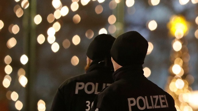 Polizeibeamte bewachen 2017 den Weihnachtsmarkt auf dem Breitscheidplatz ein Jahr nach dem Anschlag.