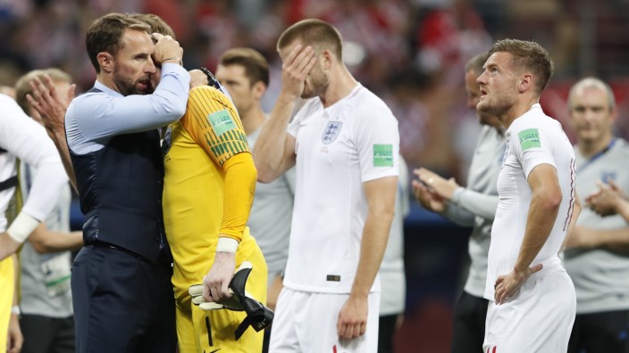 Englands Trainer Gareth Southgate tröstet die Spieler nach dem WM-Aus gegen Kroatien.