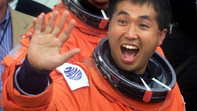 Experimente auf der ISS: Koichi Wakata verabschiedet sich im Kennedy Space Center. Im Oktober 2000 war er schon einmal auf der ISS.
