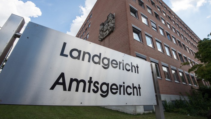 Vor Gericht in Landshut: Am Landgericht Landshut muss sich ein 21-Jähriger wegen versuchten Totschlags verantworten. Er beteuert, in Notwehr gehandelt zu haben.