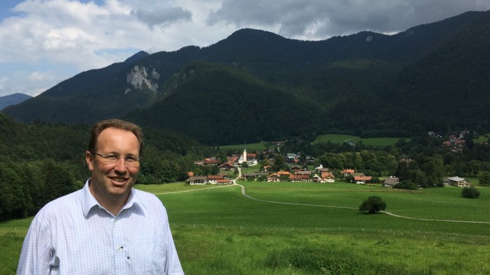 Tourismus: Bürgermeister Josef Bierschneider freut sich, dass Kreuth nun als viertes "Bergsteigerdorf" in Bayern auserkoren wurde.