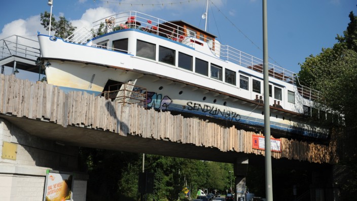 Schiff auf Brücke: Die "Alte Utting" liegt auf ihrer Eisenbahnbrücke.