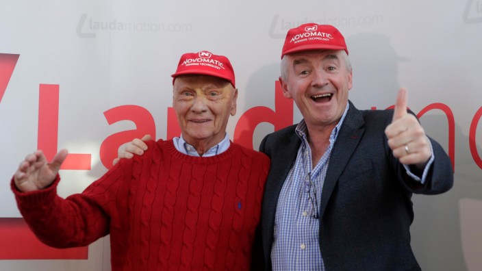 FILE PHOTO: Lauda and Ryanair Chief Executive O'Leary pose before a news conference in Vienna