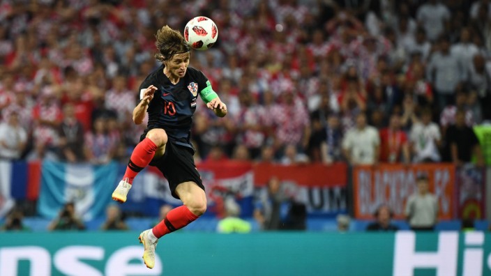 Kroatien: Omnipräsent: Kroatiens Lenker Luka Modric ist sich für keinen Meter und keinen Kopfball zu schade.