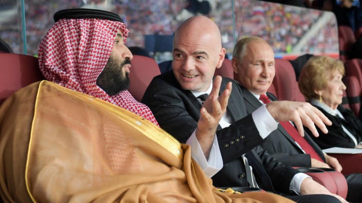 Fußball-Weltmeisterschaft: Saudi-Arabiens Kronprinz Mohammed bin Salman (links), Fifa-Präsident Gianni Infantino und Russlands Präsident Wladimir Putin, hier bei der WM 2018 in Moskau.