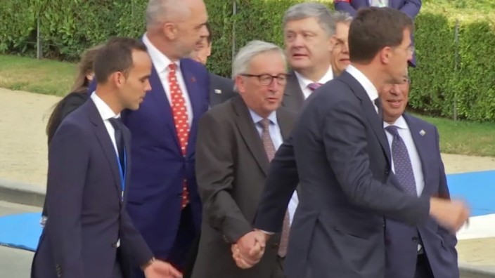 Österreich: Beim Nato-Gipfel wankte Jean-Claude Juncker (Mitte), nun fordern Österreichs Rechtspopulisten seinen Rücktritt.