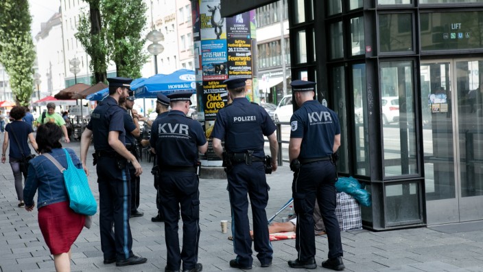 Kommunaler Außendienst (KAD) des KVR zusammen mit Polizei unterwegs auf der Bayerstraße.
