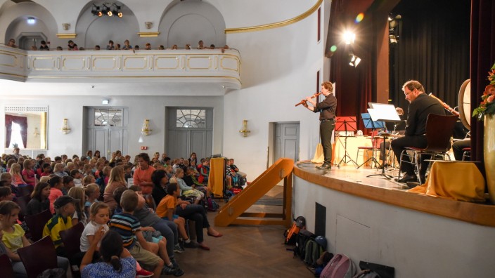 Kinderkonzert im Kurhaus: So kann Musikunterricht Begeisterung wecken: Andreas Haas und sein Kammerensemble nahmen Grundschüler mit, die Neue Welt zu entdecken.
