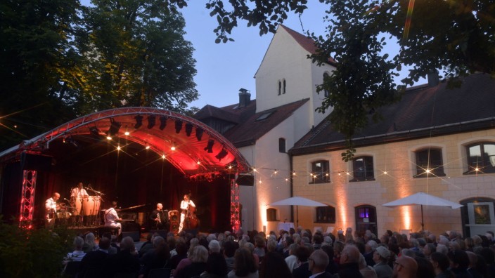 Grünwalder Sommernacht: Schönes Ambiente: Der Innenhof der Burg avancierte bei der Grünwalder Sommernacht mal wieder zum stimmungsvoll illuminierten Konzertort.